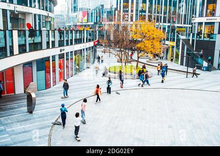 Sanlitun Soho est une rue populaire à Beijing, dans le district de Chaoyang. Style de vie urbain et scènes de rue. La vie quotidienne à Pékin. Banque D'Images