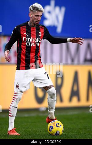 GÊNES, ITALIE - 06 décembre 2020: Samu Castillejo de l'AC Milan en action pendant la série UN match de football entre UC Sampdoria et AC Milan. AC Milan a gagné 2-1 sur UC Sampdoria. (Photo de Nicolò Campo/Sipa USA) Banque D'Images