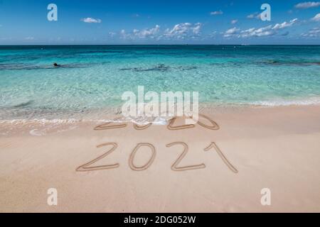 Nouvel an 2021 écrit sur la plage. Banque D'Images
