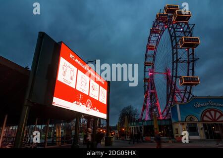 Wien, Vienne: Mur de vidéo d'information avec règles d'hygiène contre COVID-19, Ferris Wheel à Prater fermé en raison du virus corona (COVID-19) en 02. Leopolds Banque D'Images