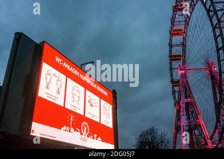 Wien, Vienne: Mur de vidéo d'information avec règles d'hygiène contre COVID-19, Ferris Wheel à Prater fermé en raison du virus corona (COVID-19) en 02. Leopolds Banque D'Images