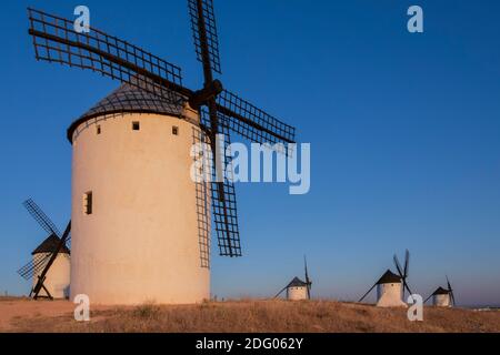 La fin de l'après-midi du soleil sur les moulins à vent à Campo de Criptana dans la région de Castille-La Manche du centre de l'Espagne. Banque D'Images