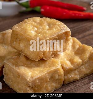 Tofu stini frite, caillé de haricots fermentés avec légumes de chou marinés, célèbre et délicieux repas de rue à Taïwan. Banque D'Images