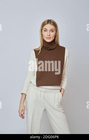 Femme blonde avec un devant de chemise autour de son cou. Vêtements pour l'automne. Magnifique maquillage naturel Banque D'Images