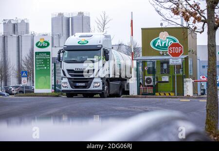 Upahl, Allemagne. 03ème décembre 2020. Un camion-citerne passe par la route d'accès principale depuis les terrains de la laiterie Upahl. La société Arla Foods Deutschland GmbH traite le lait frais de la région. La laiterie emploie 450 personnes. Credit: Jens Büttner/dpa-Zentralbild/ZB/dpa/Alay Live News Banque D'Images