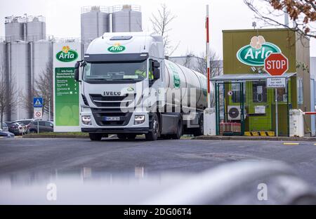 Upahl, Allemagne. 03ème décembre 2020. Un camion-citerne passe par la route d'accès principale depuis les terrains de la laiterie Upahl. La société Arla Foods Deutschland GmbH traite le lait frais de la région. La laiterie emploie 450 personnes. Credit: Jens Büttner/dpa-Zentralbild/ZB/dpa/Alay Live News Banque D'Images