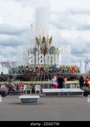 Moscou, Russie - 30 août 2019 : fontaine publique dans le parc de la ville de VDNH. Banque D'Images