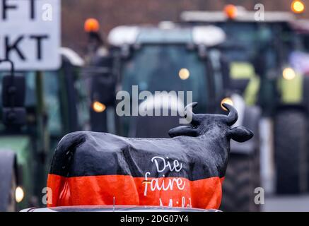 Upahl, Allemagne. 03ème décembre 2020. Les agriculteurs se rassemblent devant Arla Dairy pour protester contre la hausse des prix du lait. Les agriculteurs de Mecklembourg-Poméranie occidentale ont une fois de plus commencé des défilés de tracteurs à plusieurs transformateurs de lait et de viande. Des actions sont prévues dans les laiteries de Wismar, Upahl et Waren sur le Müritz, et devant le plus grand abattoir du nord-est. Credit: Jens Büttner/dpa-Zentralbild/ZB/dpa/Alay Live News Banque D'Images