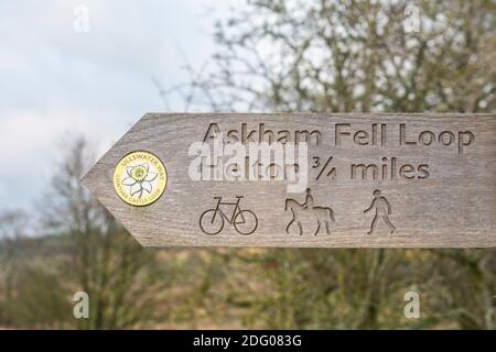 Panneau en bois sur la boucle Ullswater Way Lowther Castle Dans le district de English Lake Banque D'Images