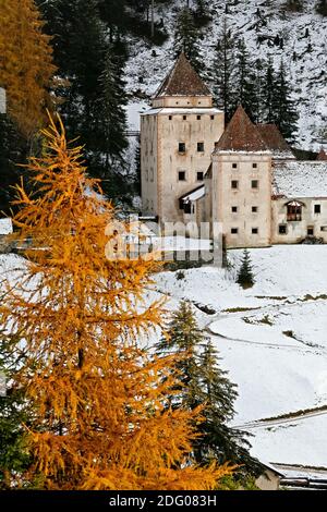 Château GARDENA en automne. Il a été construit en 1641 dans le style Renaissance. Santa Cristina Valgardena, Vallée de Gardena, Tyrol du Sud, Italie. Banque D'Images