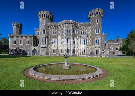 République d'Irlande, comté de Wexford, château gothique de Johnstown avec une fontaine en premier plan. Banque D'Images