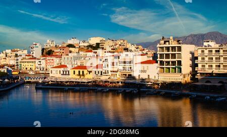 Vue sur le port d'Agios Nikolaos en Grèce Banque D'Images