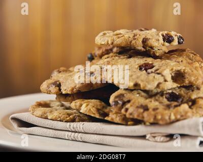 Biscuits au chocolat sur la serviette en lin sur table en bois avec flou arrière-plan Banque D'Images