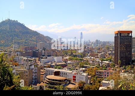 Paysage pittoresque de Santiago, capitale du Chili, avec la colline Cerro San Cristobal sur la gauche Banque D'Images
