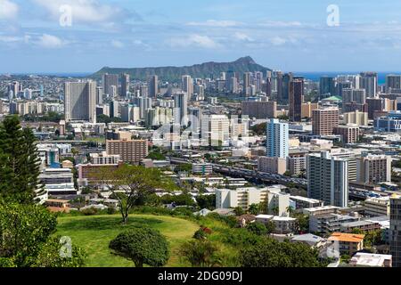 Honolulu, Waikiki et Diamond Head Crater, Oahu, Hawaï. Vue panoramique depuis le point de vue de la montagne. Banque D'Images