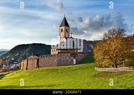 Automne à l'église paroissiale de Santa Croce à Siusi allo Sciliar. Castelrotto, province de Bolzano, Trentin-Haut-Adige, Italie, Europe. Banque D'Images