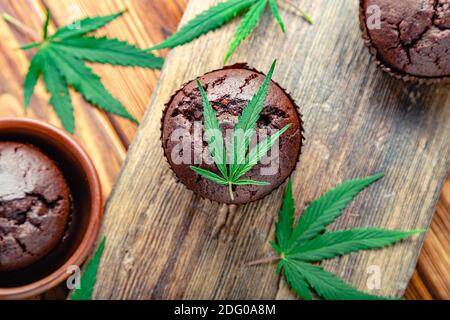 Cuisson des muffins aux mauvaises herbes au chocolat. Cupcake avec de la marijuana. Muffins au chocolat avec de l'herbe de cannabis cbd. Médicaments marijuana chanvre drogues dans la nourriture Banque D'Images