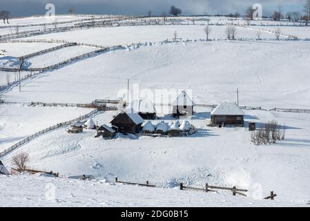 Village de montagne Hiver paysage avec maisons couvertes de neige Banque D'Images