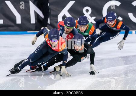 HEERENVEEN, PAYS-BAS - DÉCEMBRE 5: Sjinkie Knegt, Jens van t Wout, Sébastien Lapape, Dylan Hoogerwerf, Daan Breeuwsma pendant la courte piste KNSB in Banque D'Images