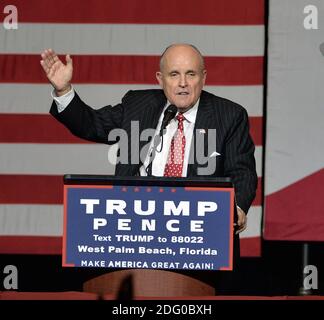 **PHOTO DE FICHIER** Rudy Giuliani tests positifs pour Covid-19. WEST PALM BEACH, FL - 13 OCTOBRE : l'ancien maire de New York Rudy Giuliani parle avant le candidat républicain à la présidence Donald Trump lors d'un rassemblement de campagne au South Florida Fair Expo Center le 13 octobre 2016 à West Palm Beach, en Floride. Trump poursuit sa campagne contre la candidate démocrate à la présidence Hillary Clinton avec moins d'un mois avant le jour des élections. Crédit : hoo-me.com/MediaPunch Banque D'Images