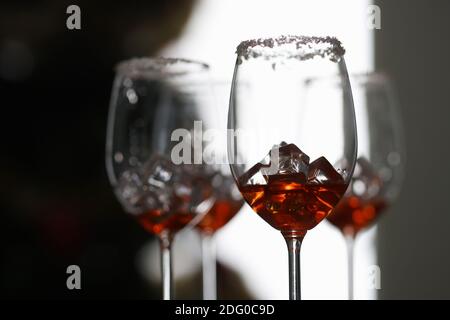 De nombreux verres avec de la glace et du whisky sur la table restaurant en gros plan Banque D'Images