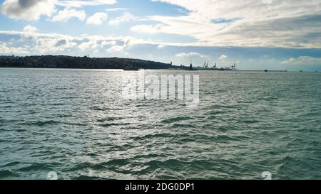 Vue sur le détroit du Bosphore à Istanbul, Turquie. Le détroit du Bosphore sépare la partie européenne de la partie asiatique d'Istanbul. Banque D'Images