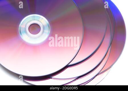 Pile de disques CD ou DVD isolés sur fond blanc Banque D'Images