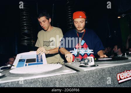 Thomas Bangalter (à gauche) et Guy-Manuel de Homem-Christo (à droite) de Daft Punk DJ’ing à la Conférence de musique d’hiver à Miami, en Floride. 16 mars 1999. Banque D'Images