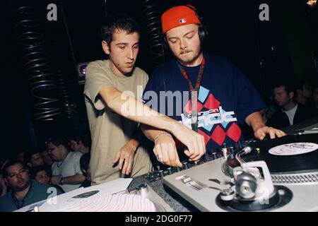 Thomas Bangalter (à gauche) et Guy-Manuel de Homem-Christo (à droite) de Daft Punk DJ’ing à la Conférence de musique d’hiver à Miami, en Floride. 16 mars 1999. Banque D'Images