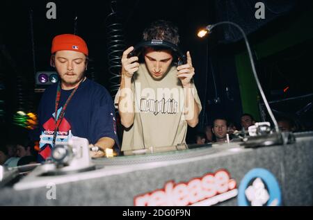 Guy-Manuel de Homem-Christo (à gauche) et Thomas Bangalter (à droite) de Daft Punk DJ’ing à la Conférence de musique d’hiver à Miami, en Floride. 16 mars 1999. Banque D'Images