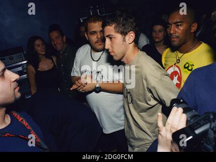 Thomas Bangalter (au centre) de Daft Punk à la Conférence de musique d'hiver à Miami, Floride. 16 mars 1999. Banque D'Images