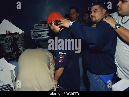 Thomas Bangalter (à gauche) et Guy-Manuel de Homem-Christo (au centre) de Daft Punk, avec Junior Sanchez (à droite) et DJ Sneak (à droite) à la Conférence de musique d'hiver à Miami, en Floride. 16 mars 1999. Banque D'Images