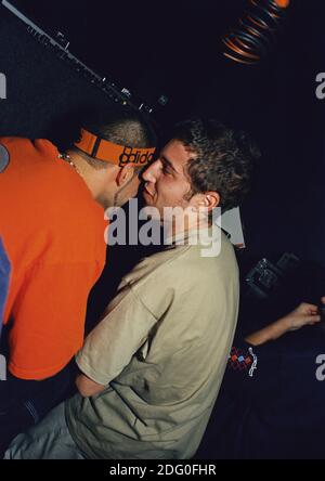 Thomas Bangalter (au centre) et Guy-Manuel de Homem-Christo (à droite) de Daft Punk, avec Armand van Helden (à gauche) à la Conférence de musique d'hiver à Miami, en Floride. 16 mars 1999. Banque D'Images