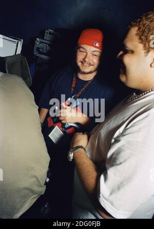 Thomas Bangalter (à gauche) et Guy-Manuel de Homem-Christo (au centre) de Daft Punk, avec DJ Sneak (à droite) à la Conférence de musique d'hiver à Miami, en Floride. 16 mars 1999. Banque D'Images