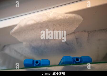 Magdebourg, Allemagne. 06e décembre 2020. Un homme utilise une cuillère en bois pour gratter la couche de glace dans un congélateur. Credit: Stephan Schulz/dpa-Zentralbild/ZB/dpa/Alay Live News Banque D'Images