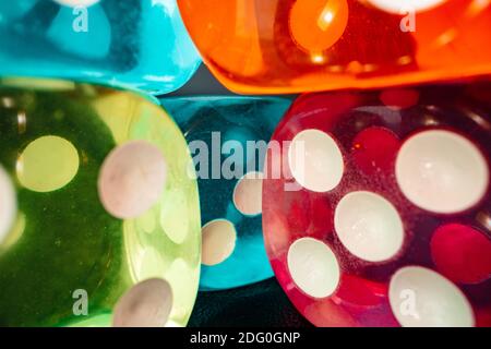 Groupe de dés cubes de jeu sur surface noire, macro Banque D'Images