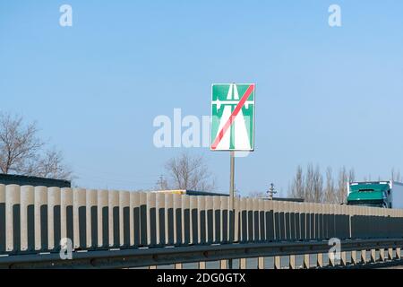 Panneau de signalisation routière fin d'une autoroute sur une autoroute contre un ciel bleu Banque D'Images