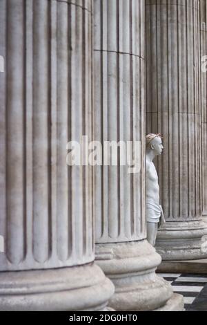 Londres, Royaume-Uni – 01 mai 2017 : la statue ‘Ecce Homo’ de l’artiste Mark Wallinger se trouve entre les colonnes sur les marches de la cathédrale Saint-Paul. Banque D'Images