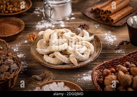 Biscuits maison aux noix de Noël croissant avec sucre en poudre Banque D'Images