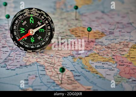 boussole sur la carte, boussole et carte Banque D'Images