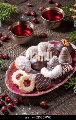 Ruches ou nids de guêpes, croissant de vanille, Linzer et divers biscuits de Noël tchèques, avec thé de la hanche à la rose en arrière-plan Banque D'Images