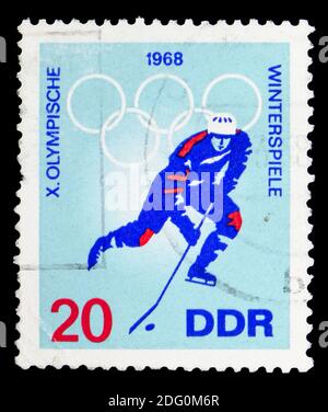 MOSCOU, RUSSIE - 16 MAI 2018 : un timbre imprimé en République démocratique allemande montre Hockey sur glace, Jeux Olympiques d'hiver 1968, série Grenoble, vers 1968 Banque D'Images