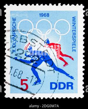 MOSCOU, RUSSIE - 16 MAI 2018 : un timbre imprimé en République démocratique allemande montre le patinage de vitesse, les Jeux Olympiques d'hiver 1968, série Grenoble, vers 1968 Banque D'Images