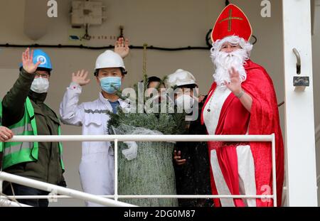 Rostock, Allemagne. 07ème décembre 2020. En tant que Saint Nicholas, Stefanie Zernikow, un marin diaconesse, a apporté un arbre de Noël à bord du cargo 'Jy Shanghai' dans le port maritime. Pour l'action traditionnelle de la mission des marins 'Hollfast', le centre de jardin Rostock 'Grönfingers' a donné les firs Nordmann. Credit: Bernd Wüstneck/dpa-Zentralbild/dpa/Alay Live News Banque D'Images