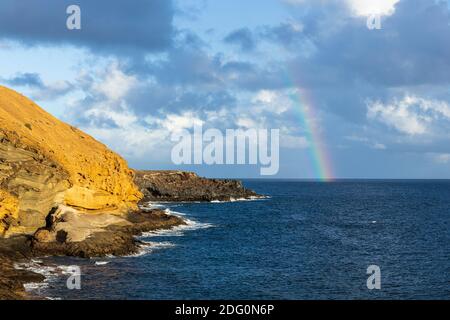 Arc-en-ciel sur la mer au large de la montagne jaune, Montaña Amarilla, Costa Silencio, Tenerife, Iles Canaries, Espagne Banque D'Images