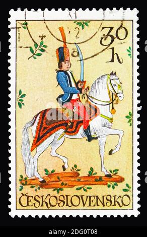MOSCOU, RUSSIE - 18 AOÛT 2018 : un timbre imprimé en Tchécoslovaquie montre Hussar, 18e siècle, série d'équitation, vers 1972 Banque D'Images
