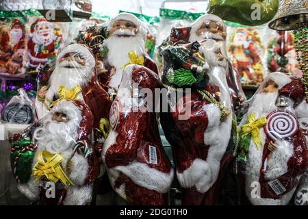 Medan, Sumatera du Nord, Indonésie. 7 décembre 2020. Les poupées du Père Noël sont exposées dans un marché de la décoration du jour de Noël avant la fête de Noël à Medan. Crédit : Kartik Byma/SOPA Images/ZUMA Wire/Alay Live News Banque D'Images