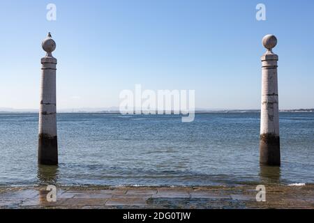 Quai de Column Cais das Colunas à la rivière Tejo Banks à Lisbonne, Portugal Banque D'Images