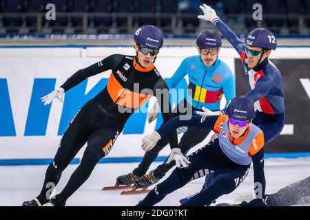 HEERENVEEN, PAYS-BAS - DÉCEMBRE 5 : Jens van t Wout, Stijn Desmet, Quentin Fercoq, Sven Roes pendant la coupe d'invitation 2020 de Shorttrack KNSB à Thial Banque D'Images