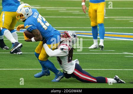 Inglewood, États-Unis. 07ème décembre 2020. Le receveur de Chargers de Los Angeles Keenan Allen tire les Patriots de la Nouvelle-Angleterre en arrière Stephen Gilmore dans le deuxième trimestre de l'action au SOFI Stadium à Inglewood, Californie, le dimanche 6 décembre 2020. Les Patriots battent les Chargers 45-0. Photo de Jon SooHoo/UPI crédit: UPI/Alay Live News Banque D'Images